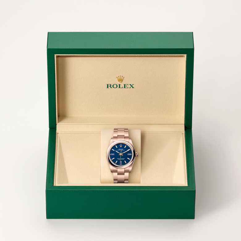 Front view of Rolex Oyster Perpetual in 18 ct Everose gold, m124205-0002 in the box - Nam Sawang