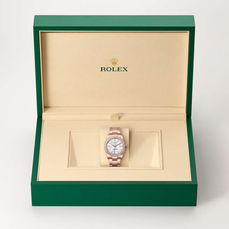 ด้านหน้า Rolex Oyster Perpetual ในวัสดุ เอเวอร์โรสโกลด์, m124245rbr-0002 ในกล่อง - นำสว่าง