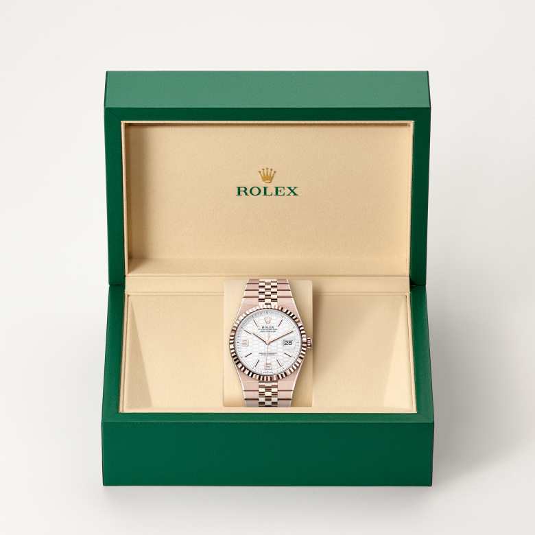 ด้านหน้า Rolex Land-Dweller ในวัสดุ เอเวอร์โรสโกลด์, m127335-0001 ในกล่อง - นำสว่าง