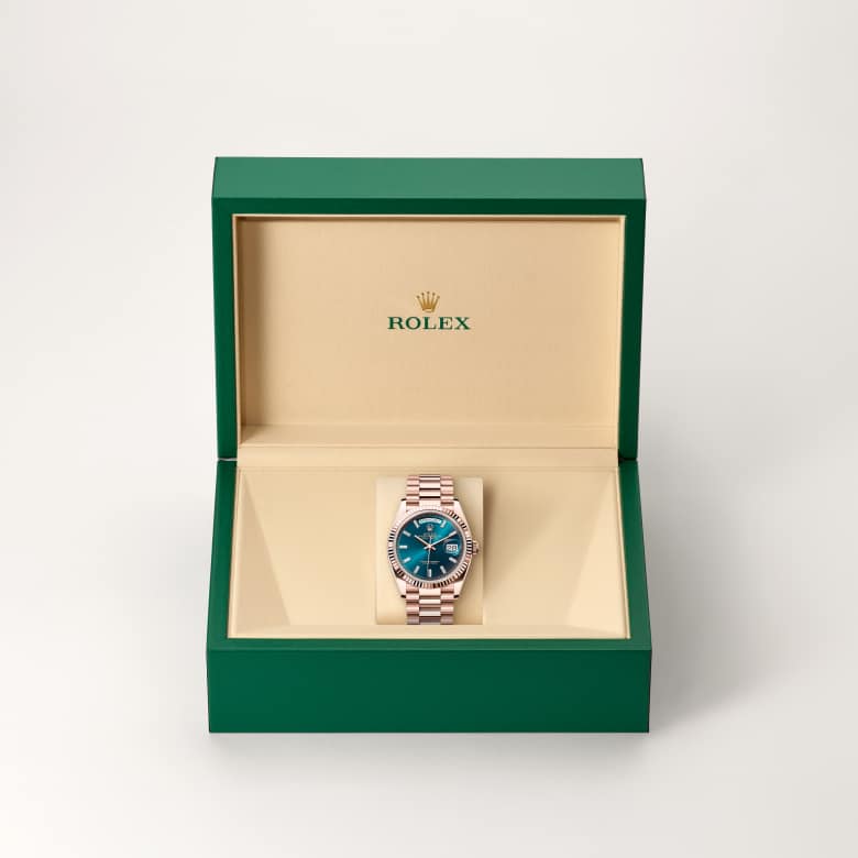 ด้านหน้า Rolex Day-Date ในวัสดุ เอเวอร์โรสโกลด์, m128235-0085 ในกล่อง - นำสว่าง