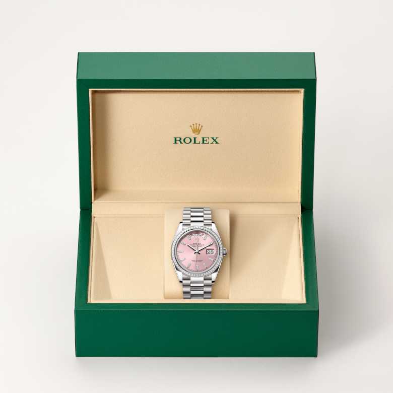 ด้านหน้า Rolex Day-Date ในวัสดุ ทองคำขาว 18 กะรัต, m128399tbr-0029 ในกล่อง - นำสว่าง