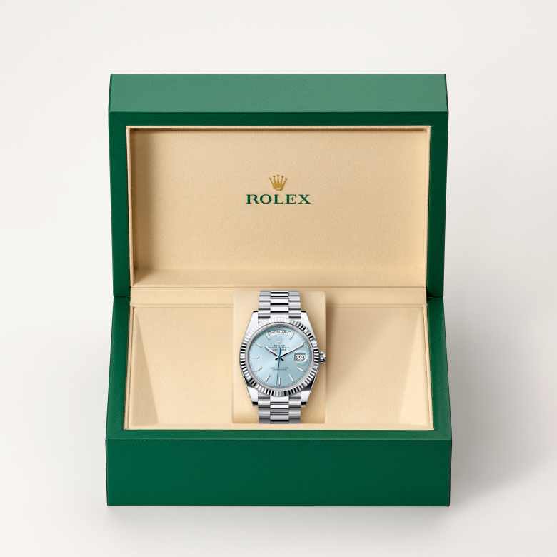ด้านหน้า Rolex Day-Date ในวัสดุ แพลทินัม, m228236-0018 ในกล่อง - นำสว่าง