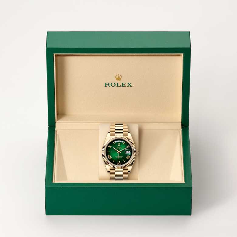 ด้านหน้า Rolex Day-Date ในวัสดุ ทองคำ 18 กะรัต, m228238-0069 ในกล่อง - นำสว่าง