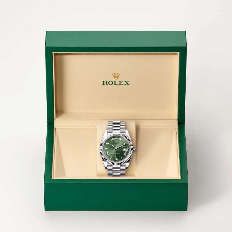 ด้านหน้า Rolex Day-Date ในวัสดุ ทองคำขาว 18 กะรัต, m228239-0033 ในกล่อง - นำสว่าง