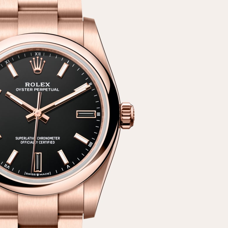 ด้านหน้า Rolex Oyster Perpetual ในวัสดุ เอเวอร์โรสโกลด์, m124205-0001 กับเหรียญรับประกันสีเขียว - นำสว่าง