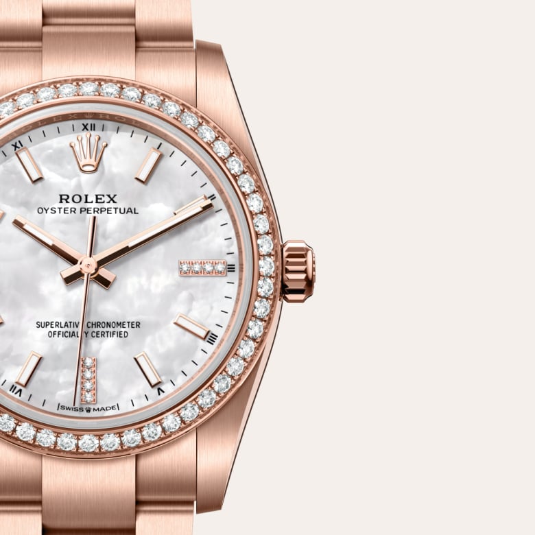 ด้านหน้า Rolex Oyster Perpetual ในวัสดุ เอเวอร์โรสโกลด์, m124245rbr-0002 กับเหรียญรับประกันสีเขียว - นำสว่าง