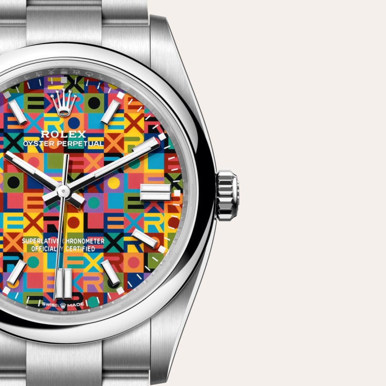 ด้านหน้า Rolex Oyster Perpetual ในวัสดุ Oystersteel, m126000-0016 กับเหรียญรับประกันสีเขียว - นำสว่าง