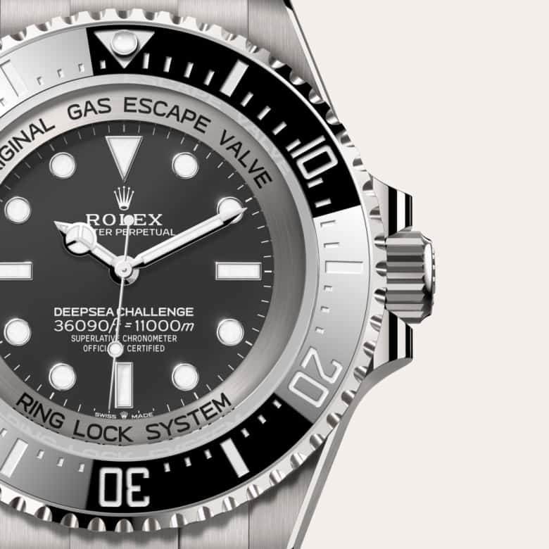ด้านหน้า Rolex Deepsea ในวัสดุ ไทเทเนียม RLX, m126067-0002 กับเหรียญรับประกันสีเขียว - นำสว่าง