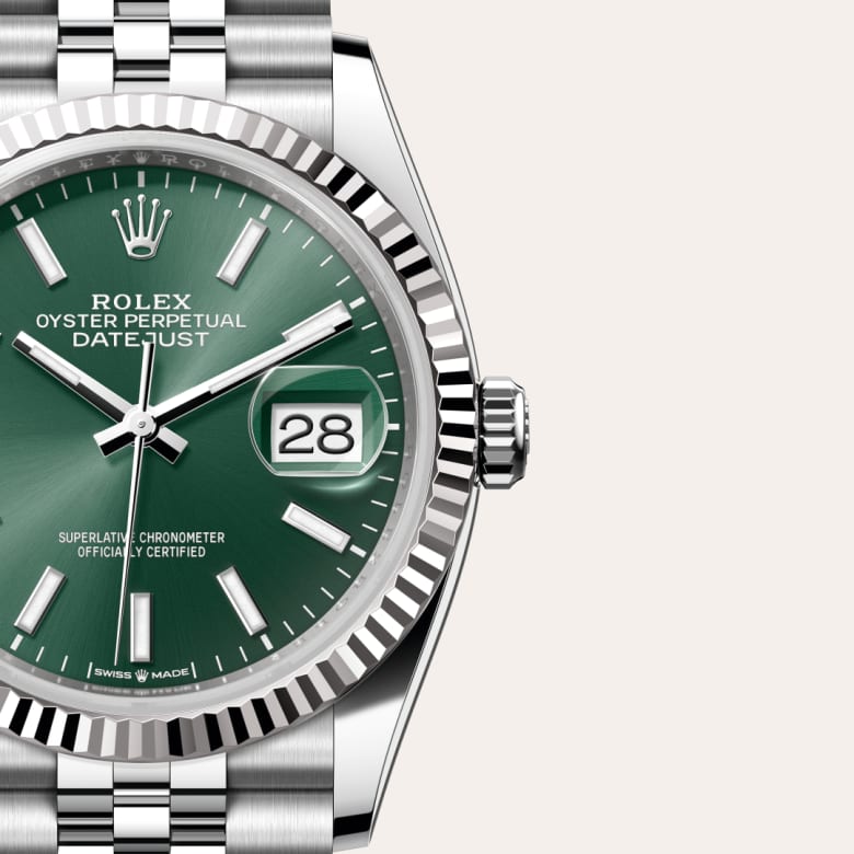 ด้านหน้า Rolex Datejust ในวัสดุ White Rolesor, m126234-0051 กับเหรียญรับประกันสีเขียว - นำสว่าง