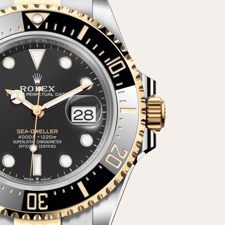 ด้านหน้า Rolex Sea-Dweller ในวัสดุ Yellow Rolesor, m126603-0001 กับเหรียญรับประกันสีเขียว - นำสว่าง