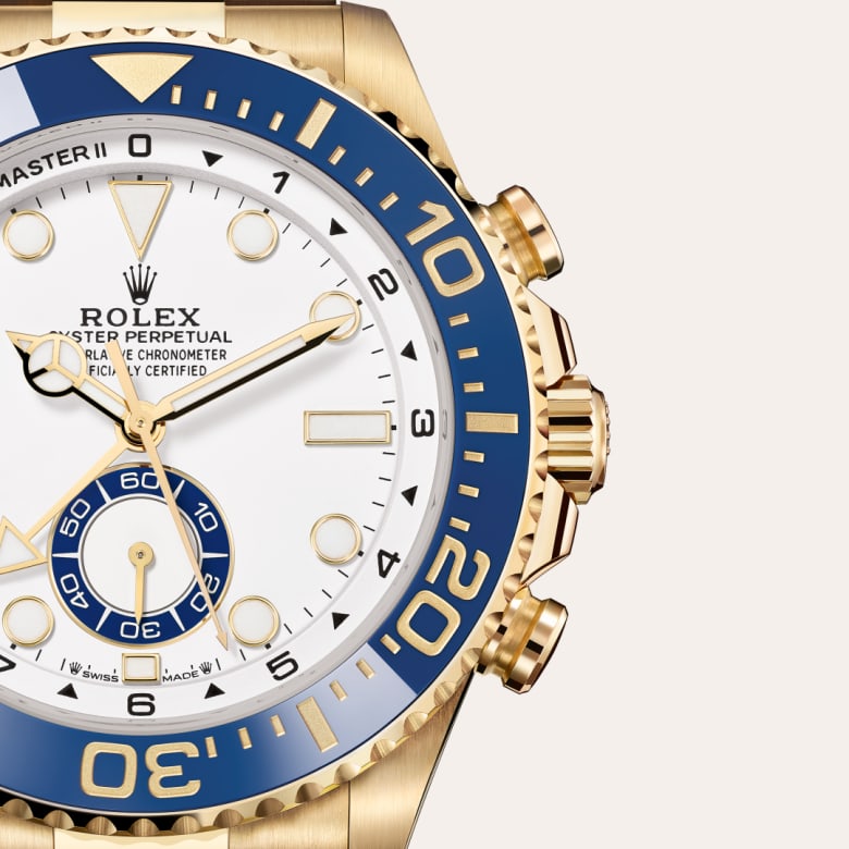 ด้านหน้า Rolex Yacht-Master II ในวัสดุ ทองคำ 18 กะรัต, m126688-0001 กับเหรียญรับประกันสีเขียว - นำสว่าง