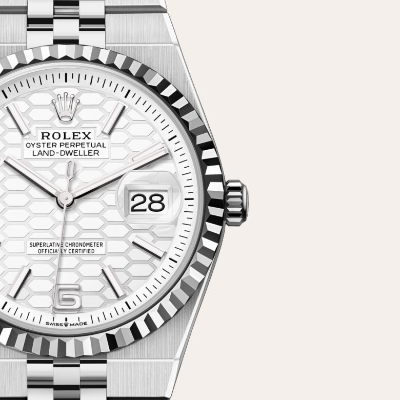 ด้านหน้า Rolex Land-Dweller ในวัสดุ White Rolesor, m127234-0001 กับเหรียญรับประกันสีเขียว - นำสว่าง