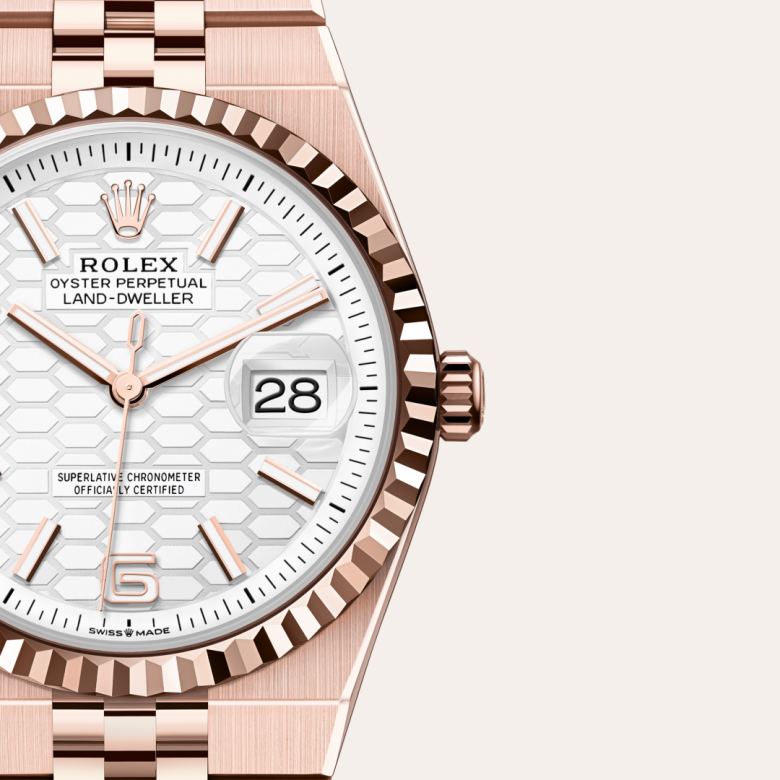 ด้านหน้า Rolex Land-Dweller ในวัสดุ เอเวอร์โรสโกลด์, m127235-0001 กับเหรียญรับประกันสีเขียว - นำสว่าง