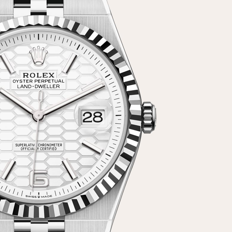 ด้านหน้า Rolex Land-Dweller ในวัสดุ White Rolesor, m127334-0001 กับเหรียญรับประกันสีเขียว - นำสว่าง