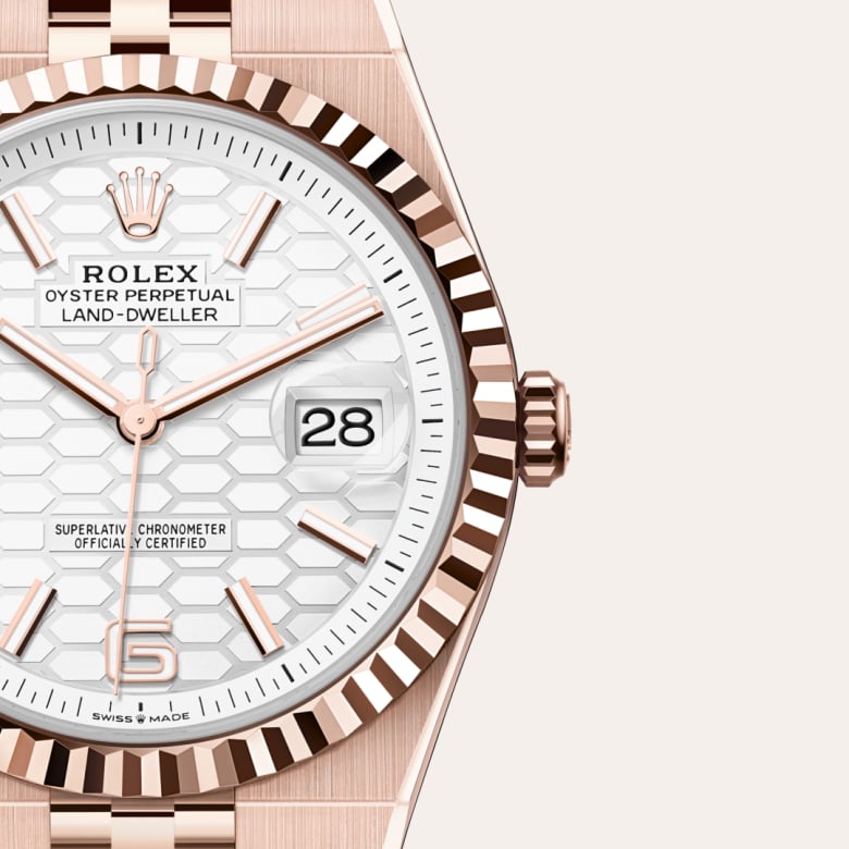 ด้านหน้า Rolex Land-Dweller ในวัสดุ เอเวอร์โรสโกลด์, m127335-0001 กับเหรียญรับประกันสีเขียว - นำสว่าง