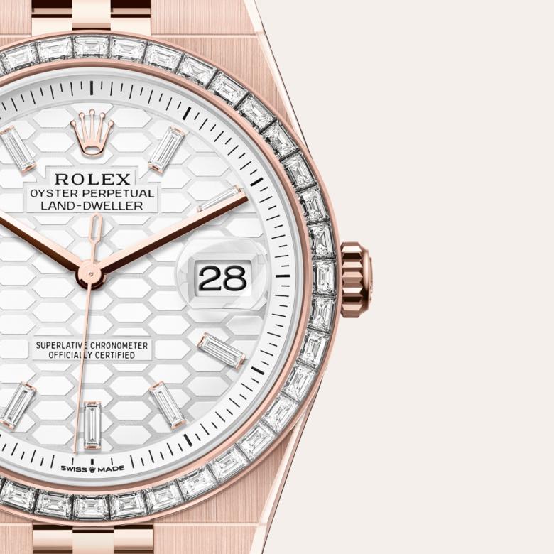 ด้านหน้า Rolex Land-Dweller ในวัสดุ เอเวอร์โรสโกลด์, m127385tbr-0003 กับเหรียญรับประกันสีเขียว - นำสว่าง