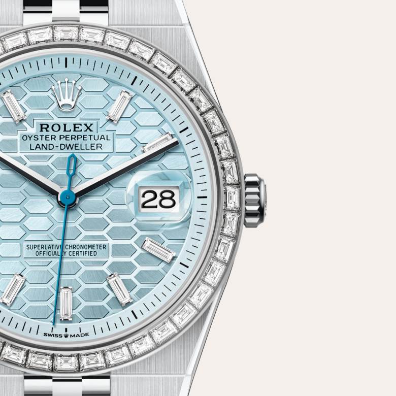 ด้านหน้า Rolex Land-Dweller ในวัสดุ แพลทินัม, m127386tbr-0001 กับเหรียญรับประกันสีเขียว - นำสว่าง