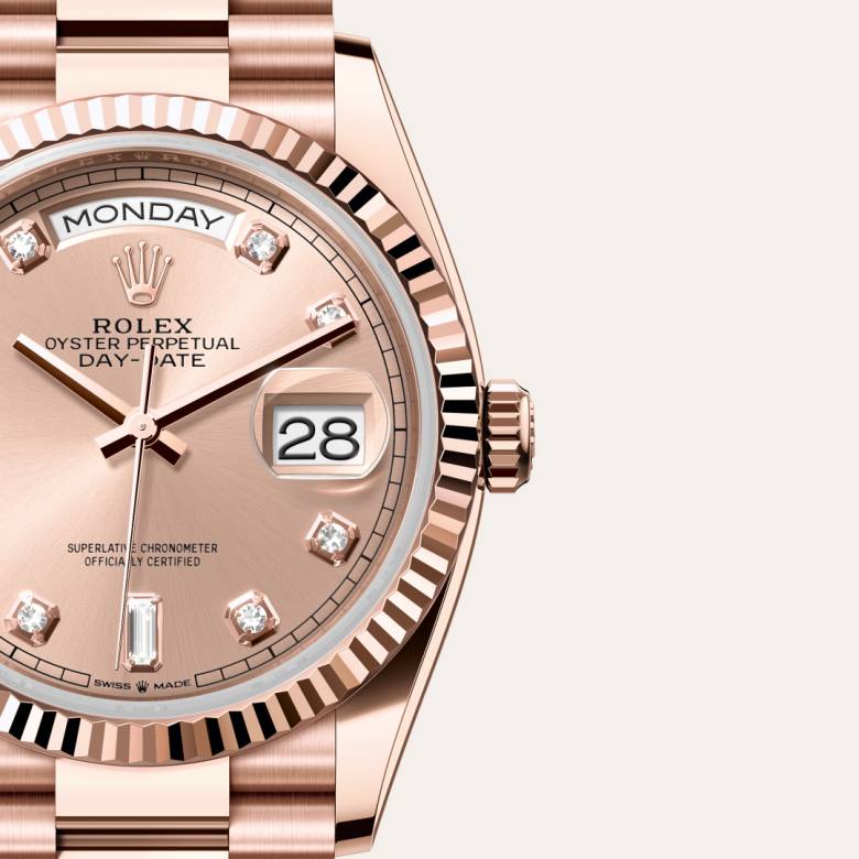 ด้านหน้า Rolex Day-Date ในวัสดุ เอเวอร์โรสโกลด์, m128235-0009 กับเหรียญรับประกันสีเขียว - นำสว่าง