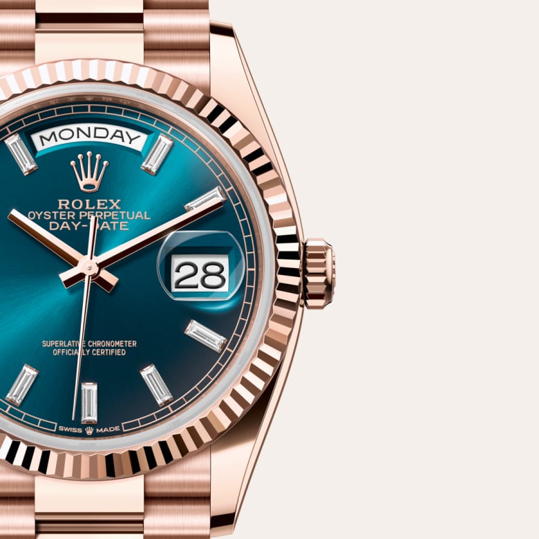 ด้านหน้า Rolex Day-Date ในวัสดุ เอเวอร์โรสโกลด์, m128235-0085 กับเหรียญรับประกันสีเขียว - นำสว่าง
