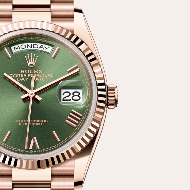 ด้านหน้า Rolex Day-Date ในวัสดุ เอเวอร์โรสโกลด์, m128235-0089 กับเหรียญรับประกันสีเขียว - นำสว่าง