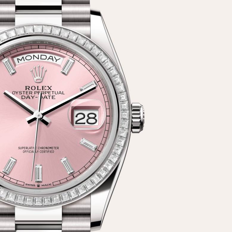 ด้านหน้า Rolex Day-Date ในวัสดุ ทองคำขาว 18 กะรัต, m128399tbr-0029 กับเหรียญรับประกันสีเขียว - นำสว่าง