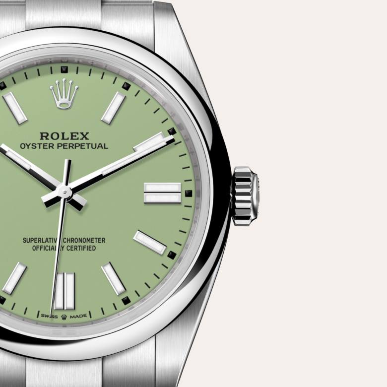 ด้านหน้า Rolex Oyster Perpetual ในวัสดุ Oystersteel, m134300-0006 กับเหรียญรับประกันสีเขียว - นำสว่าง