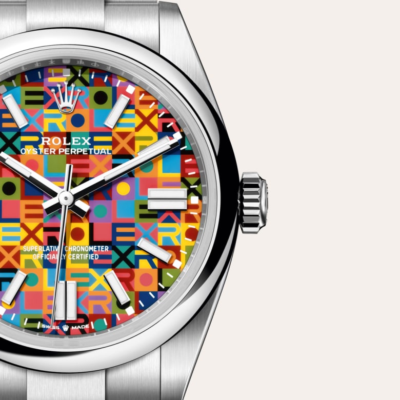 ด้านหน้า Rolex Oyster Perpetual ในวัสดุ Oystersteel, m134300-0010 กับเหรียญรับประกันสีเขียว - นำสว่าง