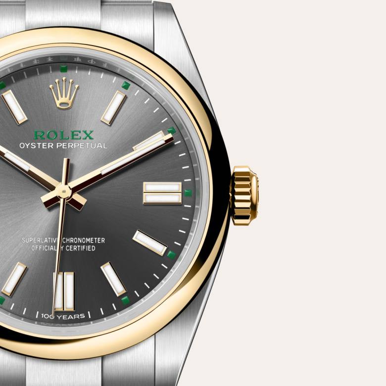 ด้านหน้า Rolex Oyster Perpetual ในวัสดุ Yellow Rolesor, m134303-0001 กับเหรียญรับประกันสีเขียว - นำสว่าง