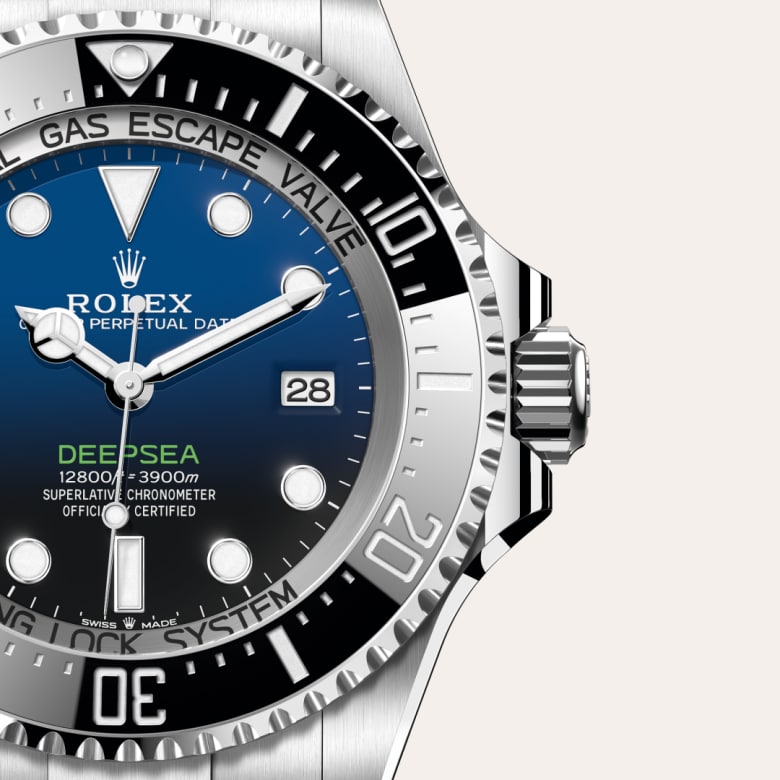 ด้านหน้า Rolex Deepsea ในวัสดุ Oystersteel, m136660-0005 กับเหรียญรับประกันสีเขียว - นำสว่าง