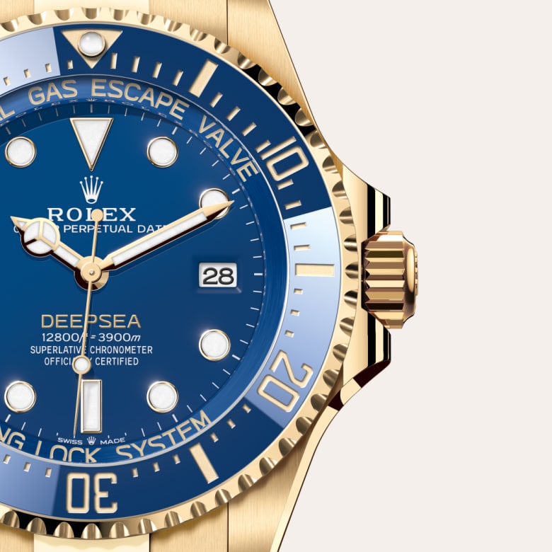 ด้านหน้า Rolex Deepsea ในวัสดุ ทองคำ 18 กะรัต, m136668lb-0001 กับเหรียญรับประกันสีเขียว - นำสว่าง