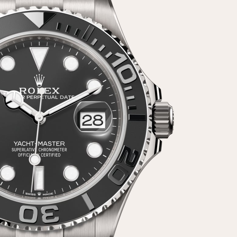 ด้านหน้า Rolex Yacht-Master ในวัสดุ ไทเทเนียม RLX, m226627-0001 กับเหรียญรับประกันสีเขียว - นำสว่าง