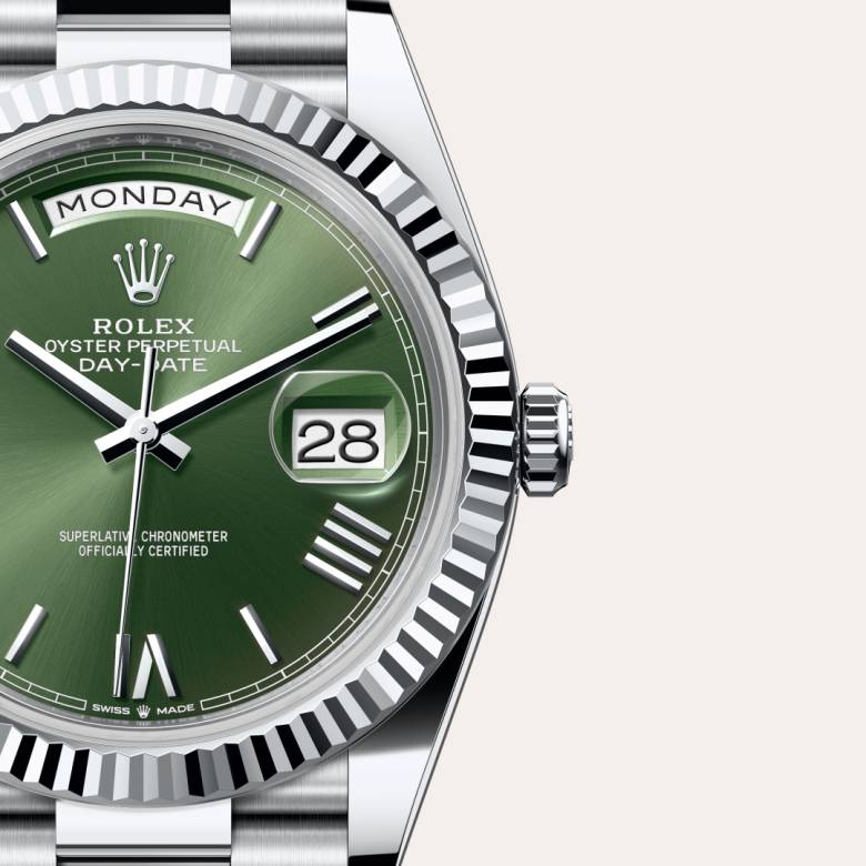 ด้านหน้า Rolex Day-Date ในวัสดุ แพลทินัม, m228236-0008 กับเหรียญรับประกันสีเขียว - นำสว่าง