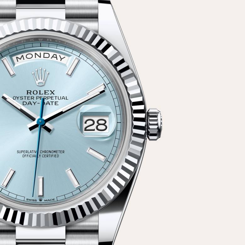 ด้านหน้า Rolex Day-Date ในวัสดุ แพลทินัม, m228236-0018 กับเหรียญรับประกันสีเขียว - นำสว่าง