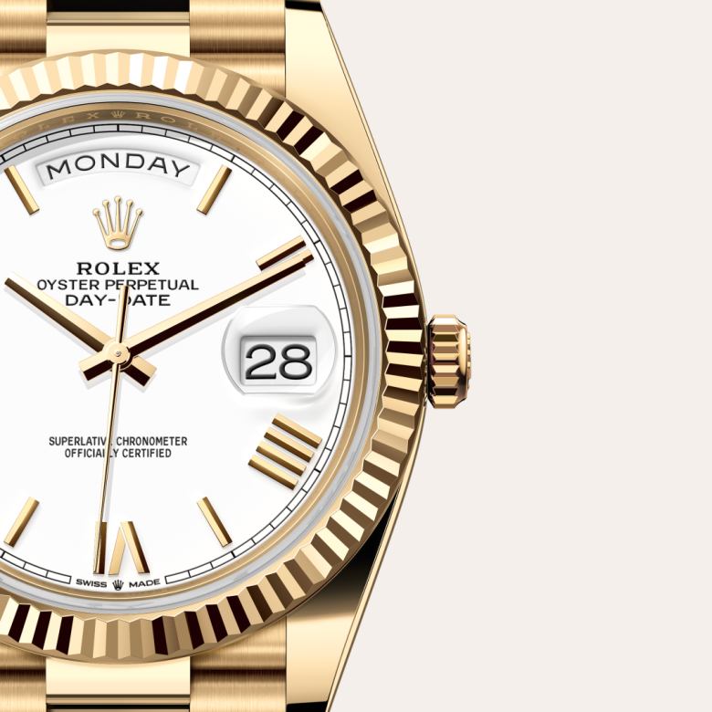 ด้านหน้า Rolex Day-Date ในวัสดุ ทองคำ 18 กะรัต, m228238-0042 กับเหรียญรับประกันสีเขียว - นำสว่าง