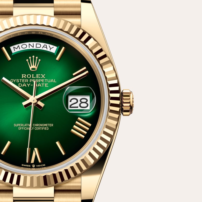 ด้านหน้า Rolex Day-Date ในวัสดุ ทองคำ 18 กะรัต, m228238-0069 กับเหรียญรับประกันสีเขียว - นำสว่าง
