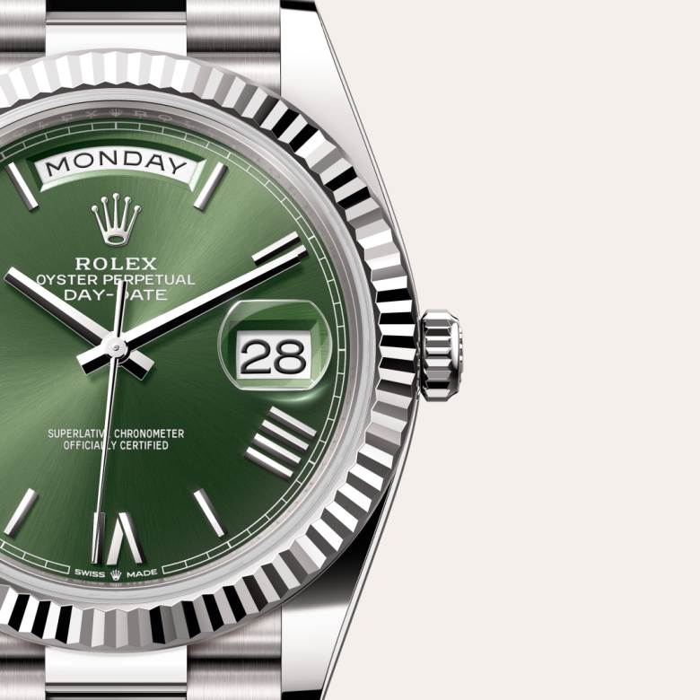 ด้านหน้า Rolex Day-Date ในวัสดุ ทองคำขาว 18 กะรัต, m228239-0033 กับเหรียญรับประกันสีเขียว - นำสว่าง