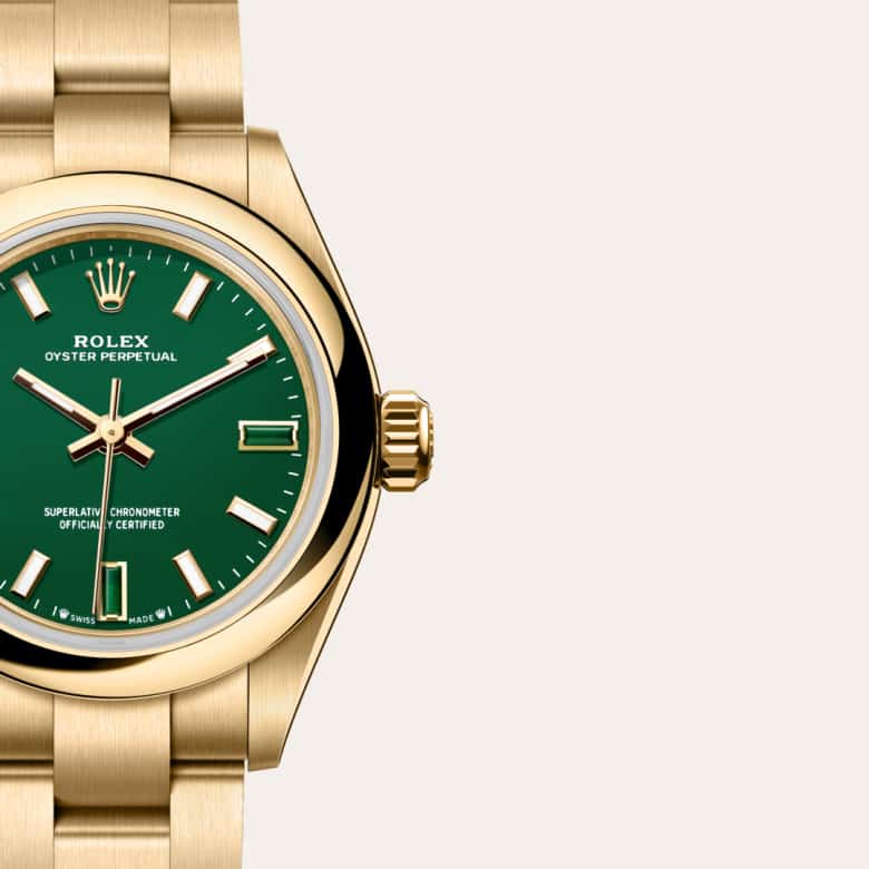 ด้านหน้า Rolex Oyster Perpetual ในวัสดุ ทองคำ 18 กะรัต, m276208-0002 กับเหรียญรับประกันสีเขียว - นำสว่าง