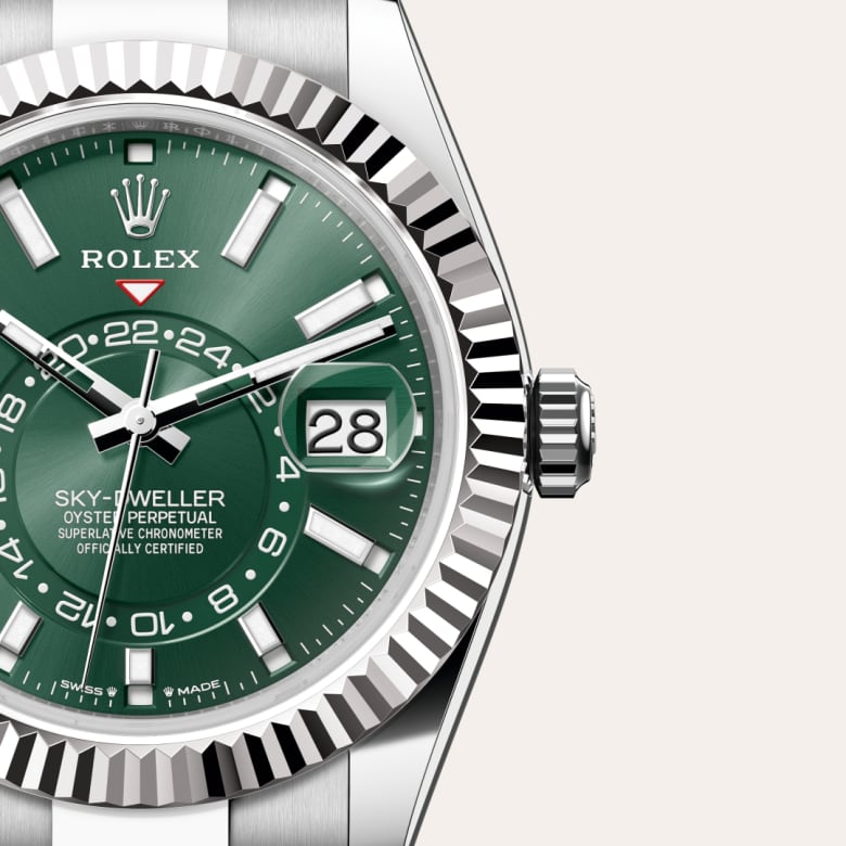 ด้านหน้า Rolex Sky-Dweller ในวัสดุ White Rolesor, m336934-0001 กับเหรียญรับประกันสีเขียว - นำสว่าง