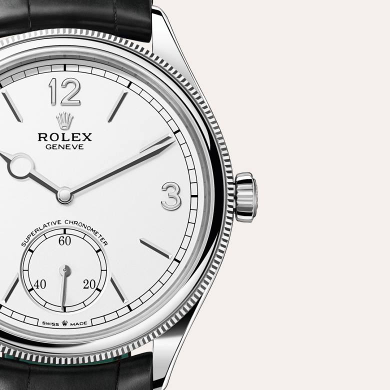 ด้านหน้า Rolex 1908 ในวัสดุ ทองคำขาว 18 กะรัต, m52509-0005 กับเหรียญรับประกันสีเขียว - นำสว่าง
