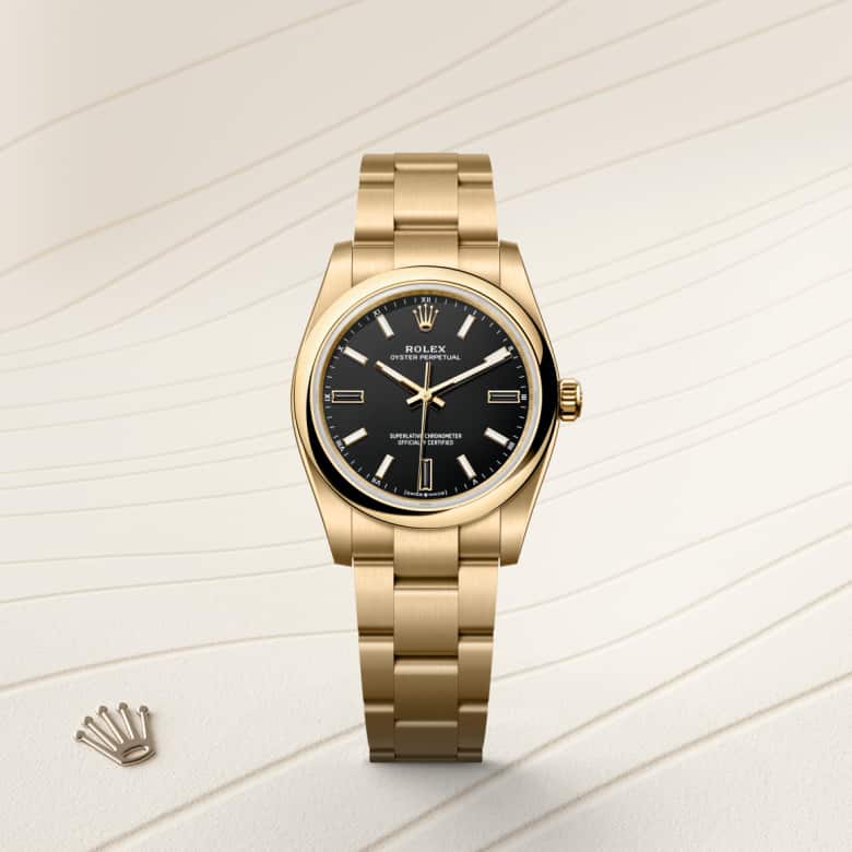 Front view of Rolex Oyster Perpetual in 18 ct yellow gold, m124208-0001 - Nam Sawang