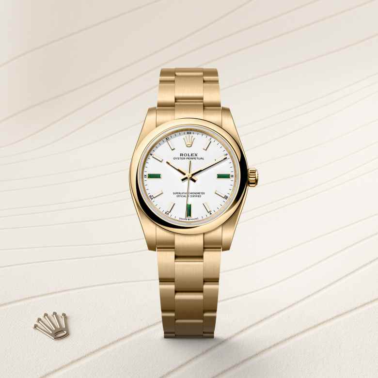 Front view of Rolex Oyster Perpetual in 18 ct yellow gold, m124208-0002 - Nam Sawang