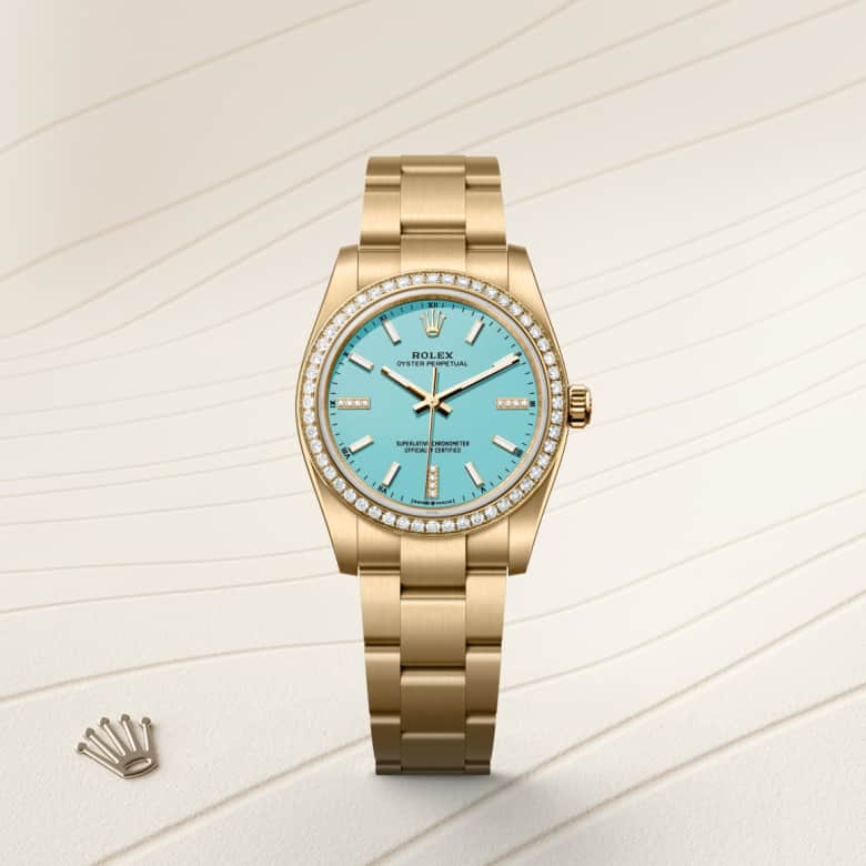 Front view of Rolex Oyster Perpetual in 18 ct yellow gold, m124248rbr-0002 - Nam Sawang