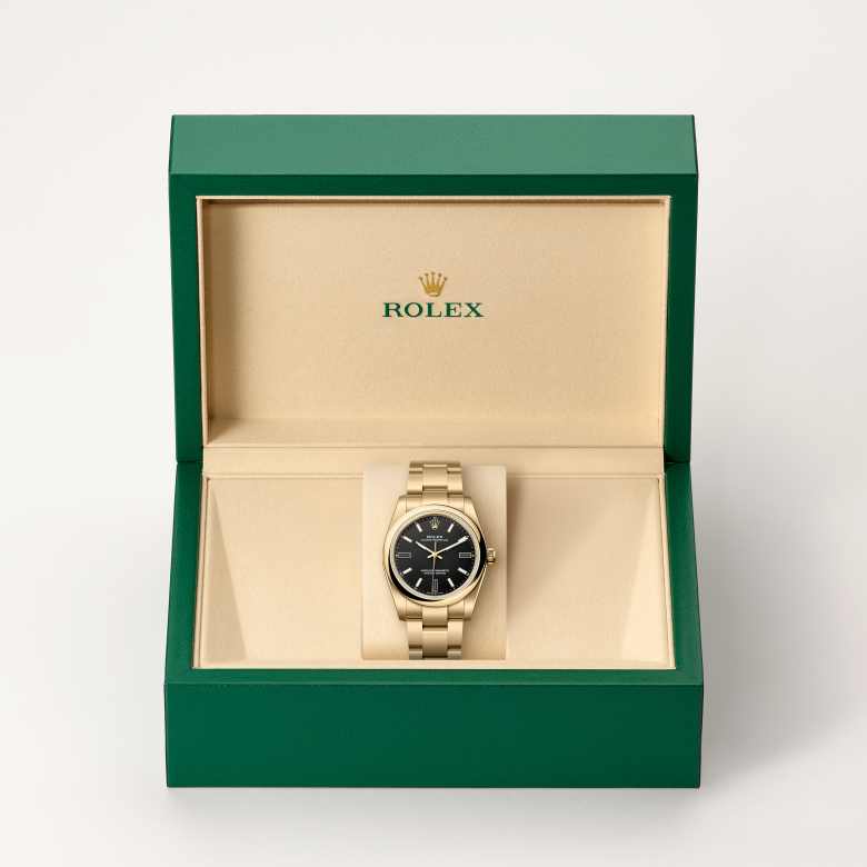 Front view of Rolex Oyster Perpetual in 18 ct yellow gold, m124208-0001 in the box - Nam Sawang