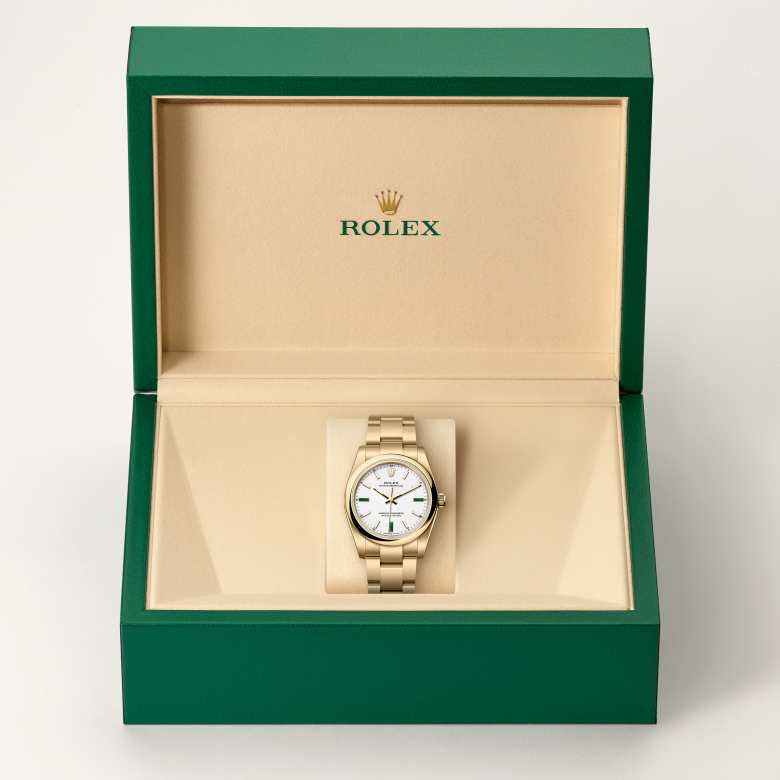 Front view of Rolex Oyster Perpetual in 18 ct yellow gold, m124208-0002 in the box - Nam Sawang