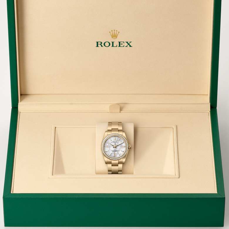 Front view of Rolex Oyster Perpetual in 18 ct yellow gold, m124248rbr-0001 in the box - Nam Sawang