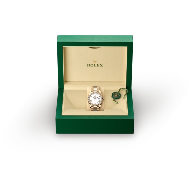 ด้านหน้า Rolex Day-Date ในวัสดุ ทองคำ 18 กะรัต, m228238-0042 ในกล่อง - นำสว่าง