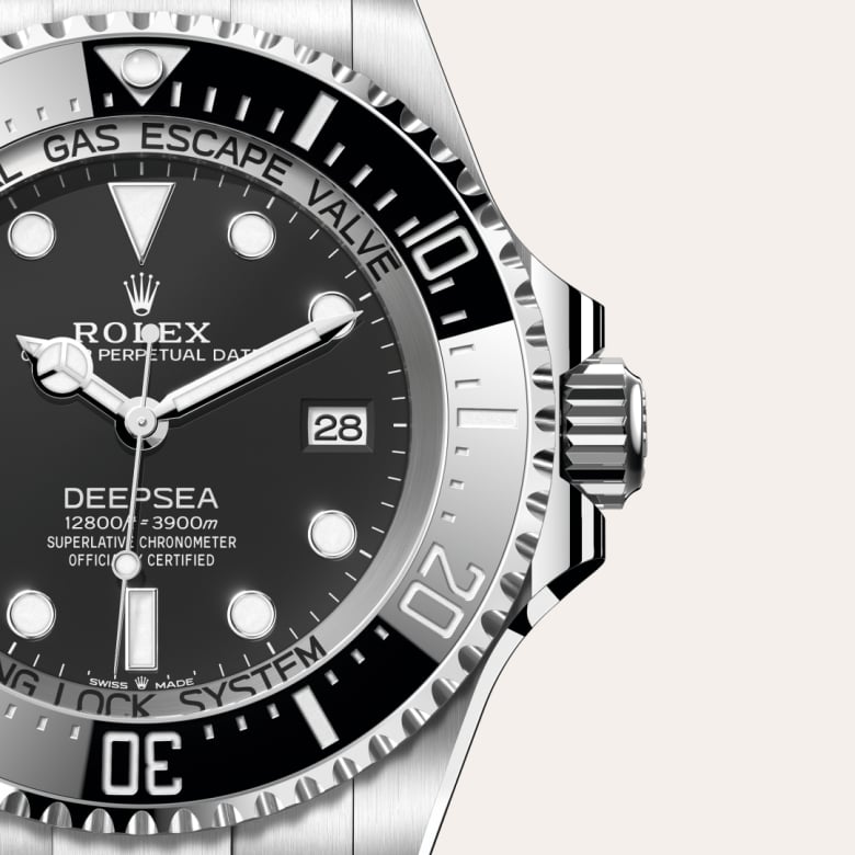 ด้านหน้า Rolex Deepsea ในวัสดุ Oystersteel, m136660-0006 กับเหรียญรับประกันสีเขียว - นำสว่าง