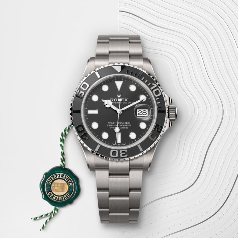 ด้านหน้า Rolex Yacht-Master ในวัสดุ RLX titanium, m226627-0001 กับเหรียญรับประกันสีเขียว - นำสว่าง