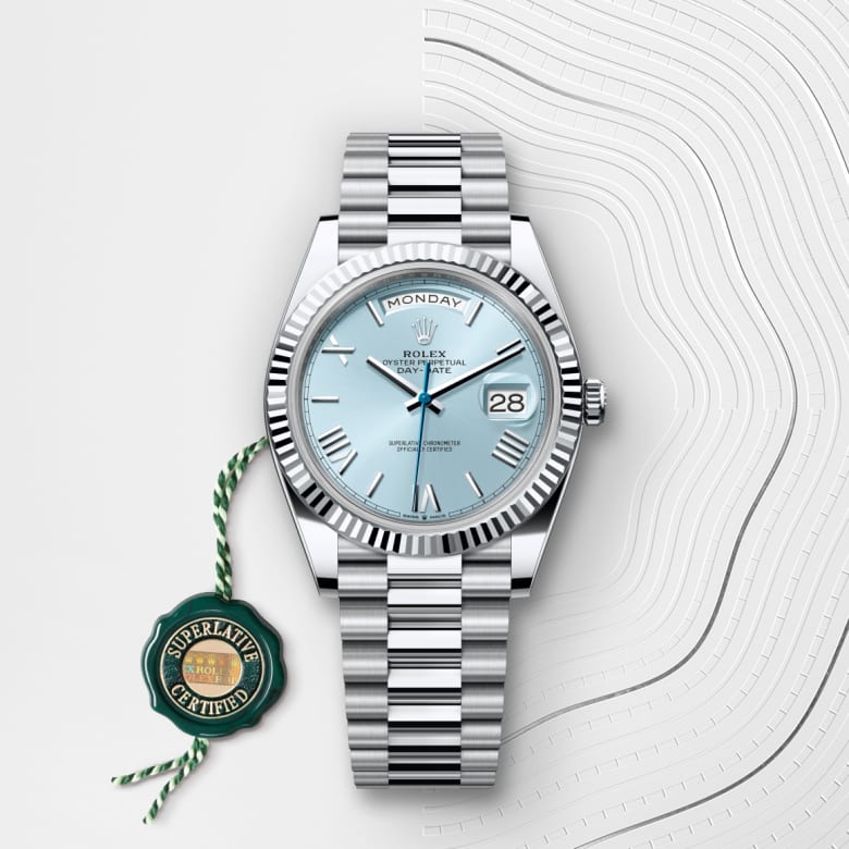 ด้านหน้า Rolex Day-Date ในวัสดุ Platinum, m228236-0012 กับเหรียญรับประกันสีเขียว - นำสว่าง
