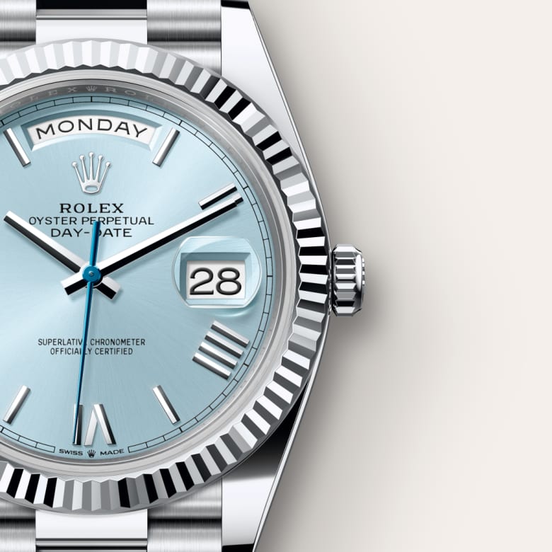 ด้านใกล้ Rolex Day-Date ในวัสดุ Platinum, m228236-0012 - นำสว่าง